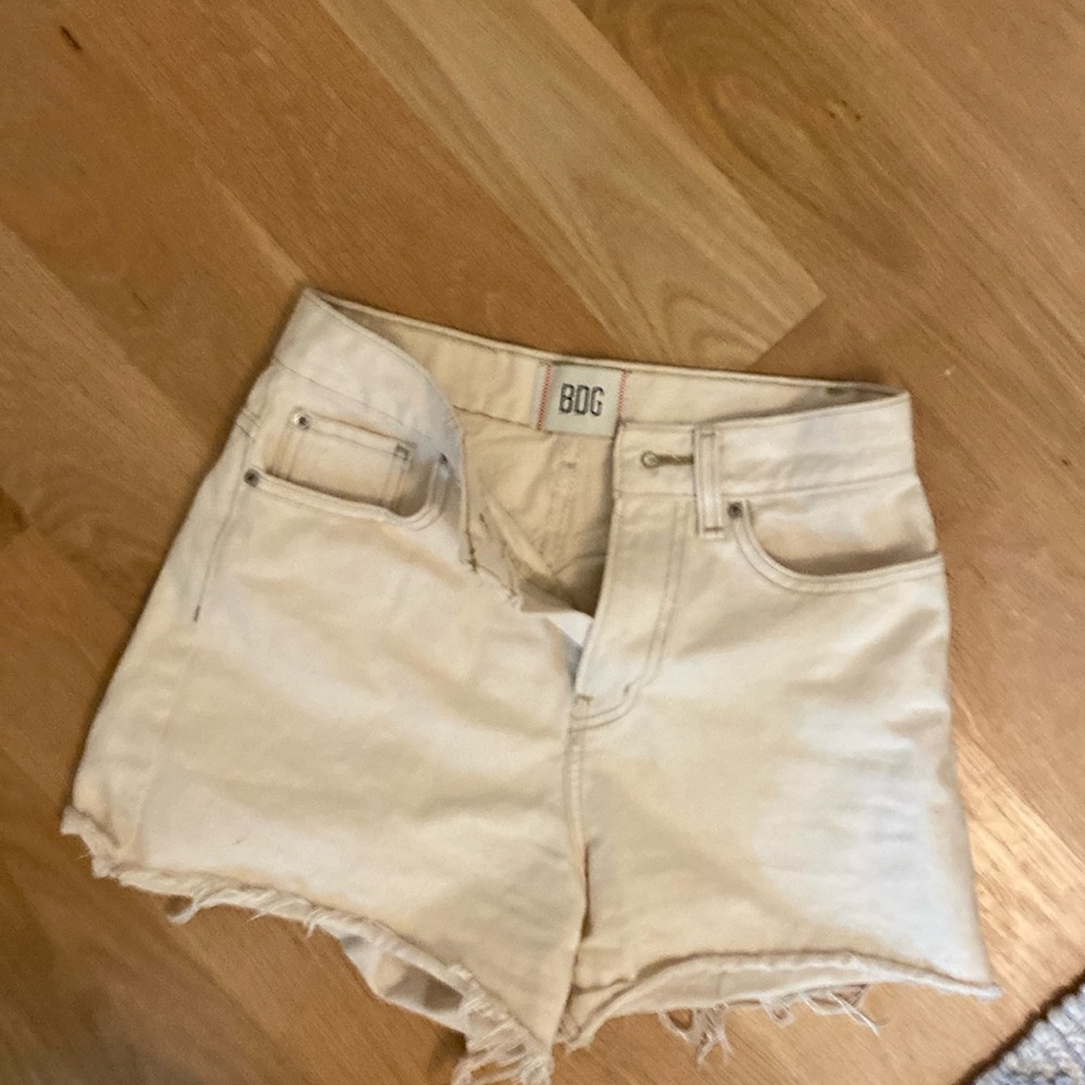 BDG cream jean shorts in size 26